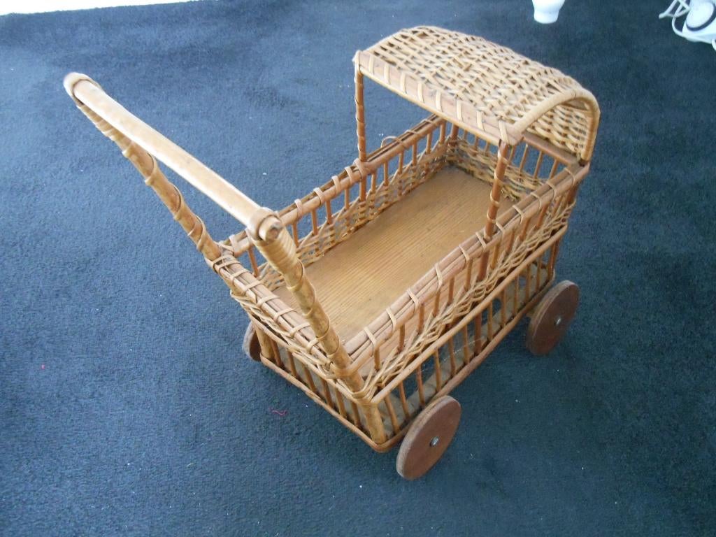 Rieten poppenwagen, Kinderen en Baby's, Speelgoed | Poppen, Ophalen, Zo goed als nieuw, Overige typen