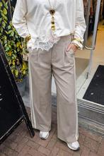 Ambika beige pantalon met streep, nieuw met prijskaartje, Kleding | Dames, Broeken en Pantalons, Verzenden, Beige, Maat 42/44 (L)