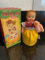 TN Pony Tail Girl with duck in box tin toy windup Japan, Ophalen of Verzenden