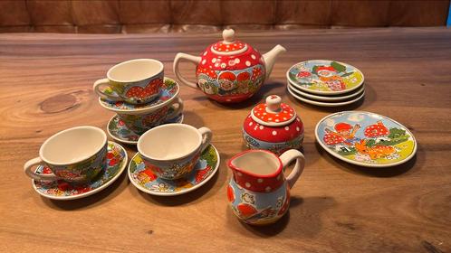 Betoverend theeservies– Kabouterdesign– 15-delig – topstaat!, Antiek en Kunst, Antiek | Servies compleet, Ophalen of Verzenden