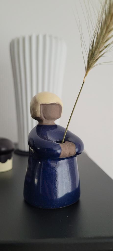Blaafarveværket bloemenmeisje Jie Gangtofta, Huis en Inrichting, Woonaccessoires | Vazen, Zo goed als nieuw, Blauw, Minder dan 50 cm