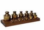 Antieke set gewichten - In houten blok - Messing of koper, Antiek en Kunst, Antiek | Gereedschap en Instrumenten, Ophalen of Verzenden