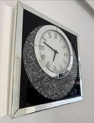 Zo goed als nieuwe wandklok met steentjes beschikbaar voor biedingen