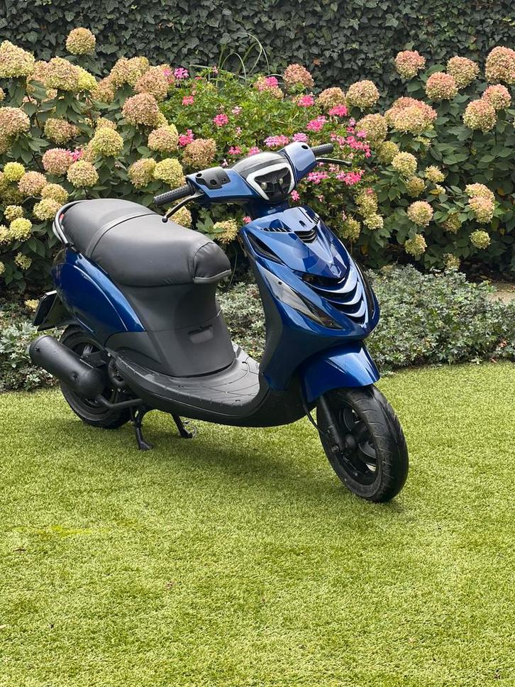 Piaggio zip 4t, Fietsen en Brommers, Scooters | Piaggio, Zo goed als nieuw, Zip, Maximaal 45 km/u, Benzine, Ophalen