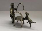 Zilveren miniatuur man met hondje, zilversmid Hooijkaas, Verzenden, Zilver