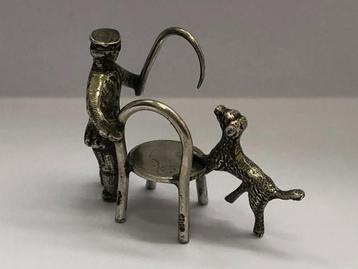 Zilveren miniatuur man met hondje, zilversmid Hooijkaas beschikbaar voor biedingen