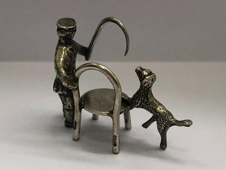 Zilveren miniatuur man met hondje, zilversmid Hooijkaas, Antiek en Kunst, Antiek | Goud en Zilver, Zilver, Verzenden