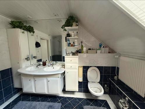 Te koop Badkamer  wit met twee hoge kasten, Huis en Inrichting, Badkamer | Badkamermeubels, Gebruikt, Wastafelkast, Minder dan 100 cm