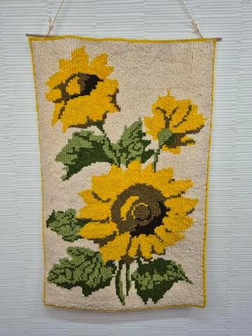 Wandkleed zonnebloemen. Vintage Smyrna muurdecoratie bloemen beschikbaar voor biedingen