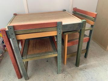 Kindertafel met stoeltjes beschikbaar voor biedingen