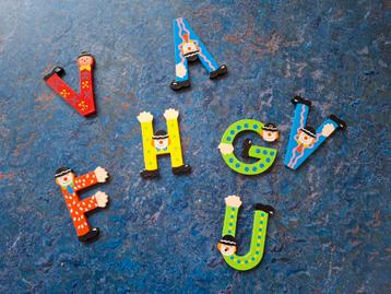 Enorme bak met letterclowntjes van hout, nieuw beschikbaar voor biedingen