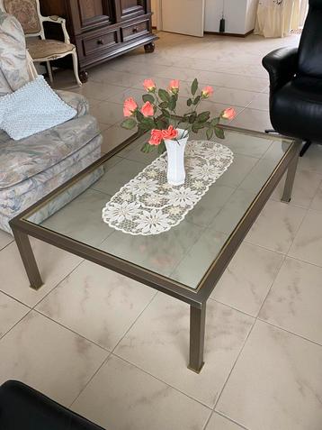 Twee glazen tafel met metalen frame. beschikbaar voor biedingen