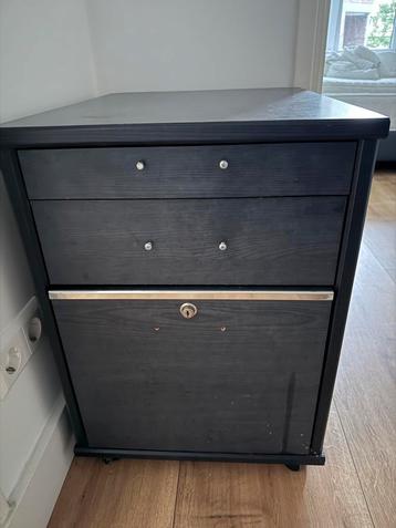 Kast with wheels for free beschikbaar voor biedingen