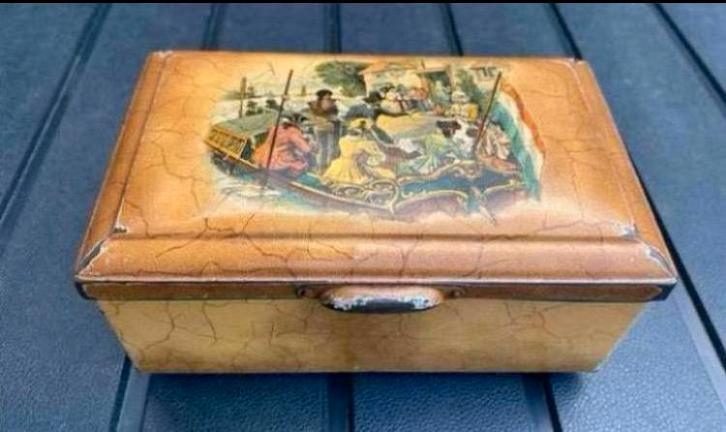 Oud beige blikje op pootjes met afbeelding boot en personen., Verzamelen, Blikken, Gebruikt, Koek(jes), Douwe Egberts, Ophalen of Verzenden