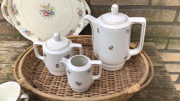 Frans koffie / thee servies met bloemetjes beschikbaar voor biedingen