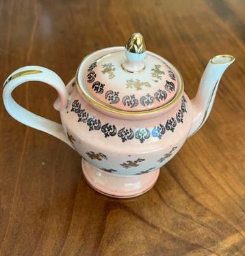 Klein theepotje beschikbaar voor biedingen