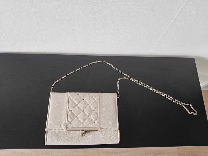 Beige Schoudertasje met Ketting, Sieraden, Tassen en Uiterlijk, Tassen | Damestassen, Gebruikt, Schoudertasje, Beige, Ophalen of Verzenden