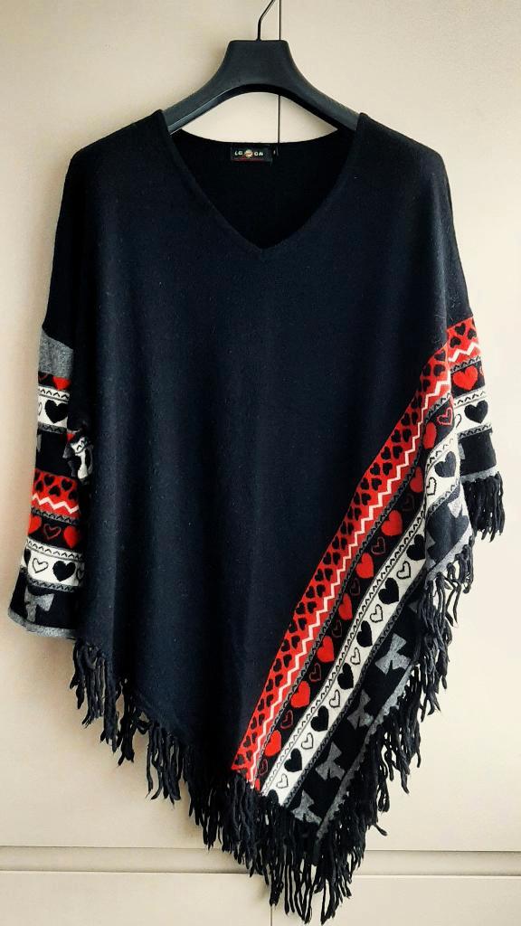 SMASHED LEMON, zwarte poncho met rood/wit patroon, mt M, Kleding | Dames, Truien en Vesten, Gedragen, Maat 38/40 (M), Zwart, Ophalen of Verzenden