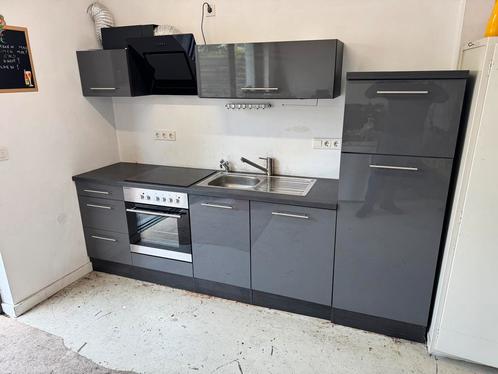 Mooie 4 jaar jonge antraciet  hoogglans keuken uit Duitsland, Huis en Inrichting, Keuken | Complete keukens, Zo goed als nieuw