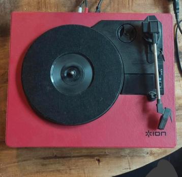 ION platenspeler rood incl AUX kabel TEAB beschikbaar voor biedingen