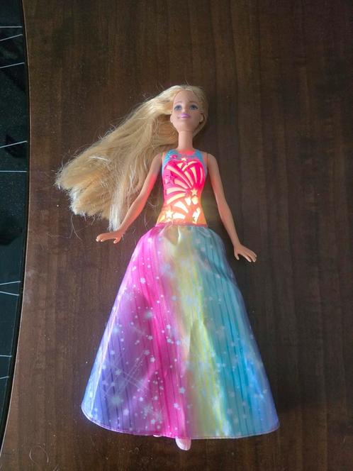 Regenboog barbie met licht en geluid, Kinderen en Baby's, Speelgoed | Poppen, Zo goed als nieuw, Barbie, Ophalen of Verzenden
