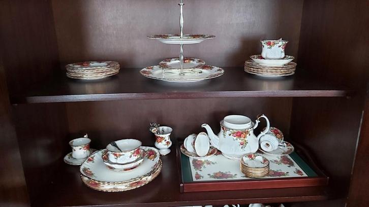Zeer grote Royal Albert Old Country Roses verzameling – comp, Antiek en Kunst, Antiek | Servies compleet, Ophalen