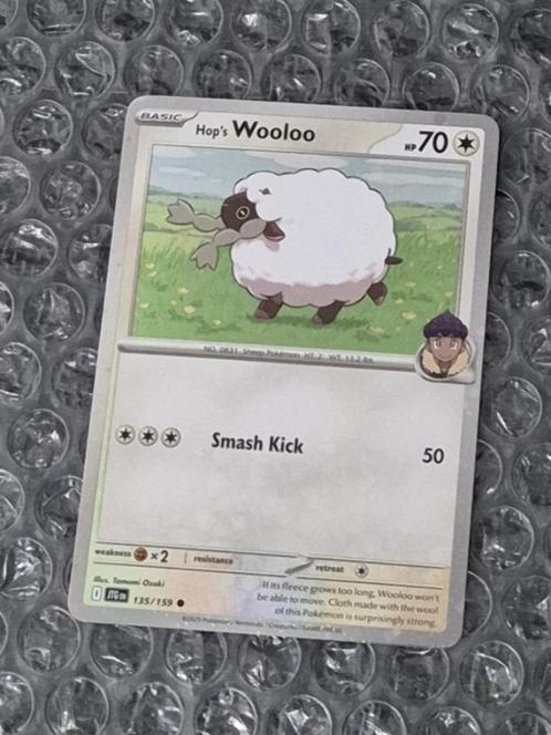 Cosmos Holo Hop's Wooloo 135/159 Journey Together Promo, Hobby en Vrije tijd, Verzamelkaartspellen | Pokémon, Zo goed als nieuw