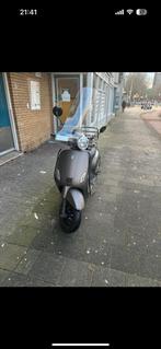 Tym Vespa (was gestolen waardoor de schade daarop zit), Fietsen en Brommers, Snorfietsen en Snorscooters, Benzine, Vespa, Zo goed als nieuw