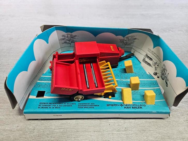 Britains Sperry New Holland pers Hay Baler Speelgoed, Hobby en Vrije tijd, Modelauto's | 1:32, Zo goed als nieuw, Tractor of Landbouw