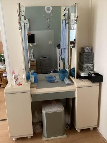 Toilettafel beschikbaar voor biedingen