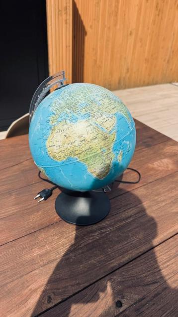 Wereldbol met verlichting beschikbaar voor biedingen