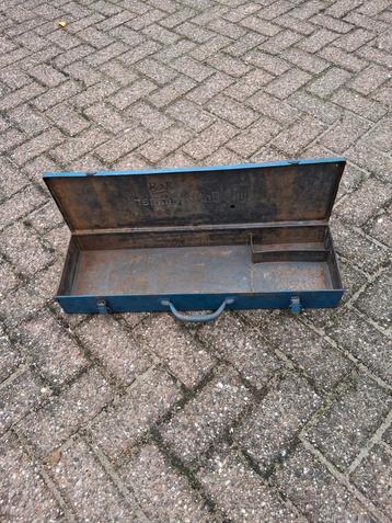 Stevige metalen gereedschapskist beschikbaar voor biedingen