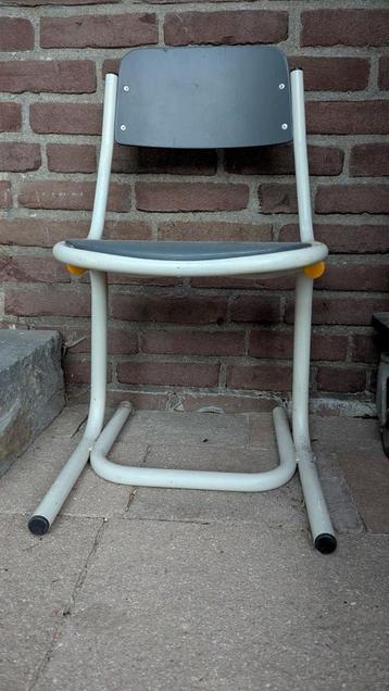 Schoolstoel kinderstoel  beschikbaar voor biedingen