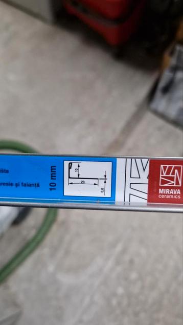 Rvs geborsteld tegelprofiel.
Voor 10mm. Dikte tegels beschikbaar voor biedingen