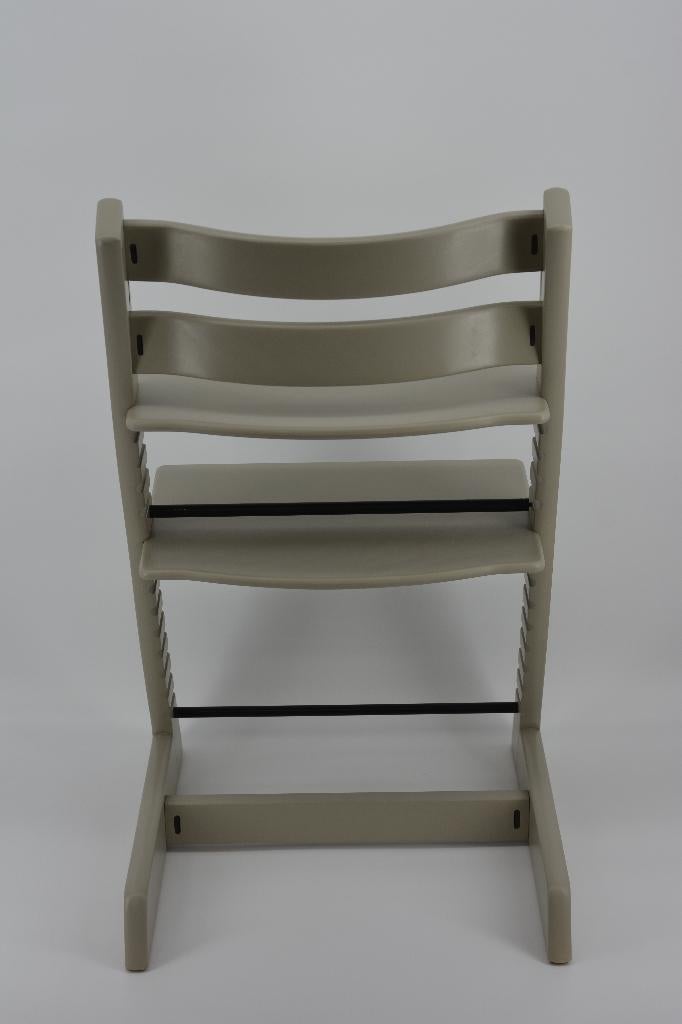 Stokke Tripp Trapp Taupe– Refurbished model, Kinderen en Baby's, Kinderstoelen, Verzenden, Zo goed als nieuw, Meegroeistoel, Gordel(s)