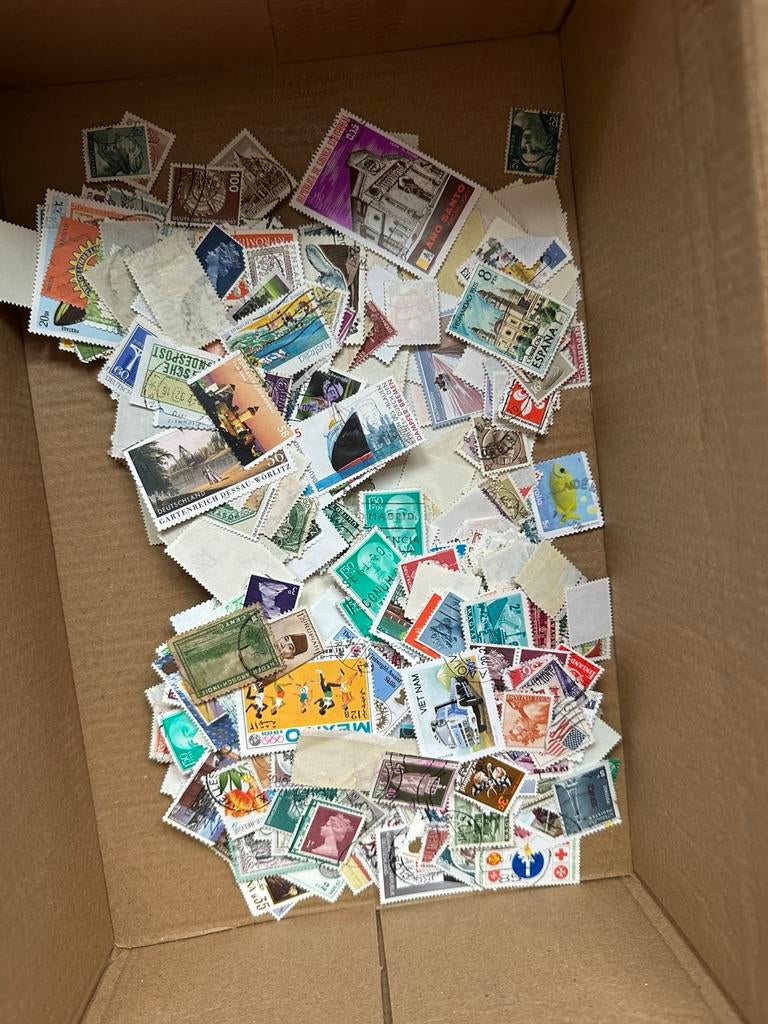 Doos 2000 buitenland, Postzegels en Munten, Postzegels | Volle albums en Verzamelingen, Verzenden, Buitenland