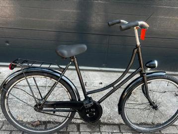 Oma fiets beschikbaar voor biedingen