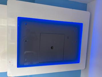 Presentatiekast met blauwe LED verlichting beschikbaar voor biedingen