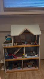 Leuk houten poppenhuis compleet met meubels en poppen, Ophalen, Zo goed als nieuw, Poppenhuis