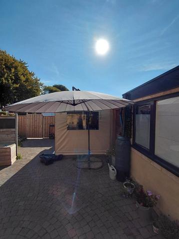 Zweefparasol met voet en gewichten compleet beschikbaar voor biedingen