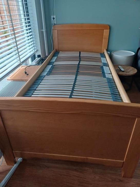 Bed met electrische lattenbodem 90x200, Huis en Inrichting, Slaapkamer | Bedden, Gebruikt, Eenpersoons, 90 cm, 200 cm, Hout, Verstelbaar
