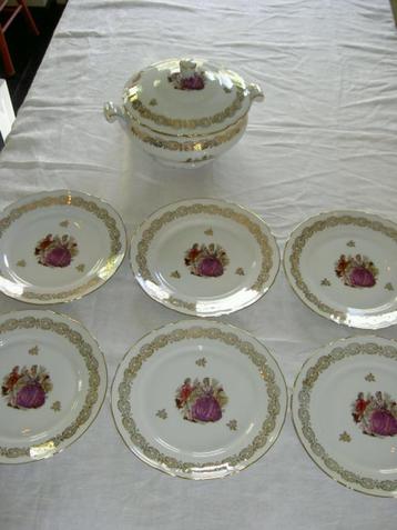 Frans servies beschikbaar voor biedingen