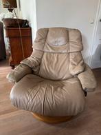 Beige leren relaxstoel met houten poot, Ophalen, Gebruikt, Hout, 75 tot 100 cm