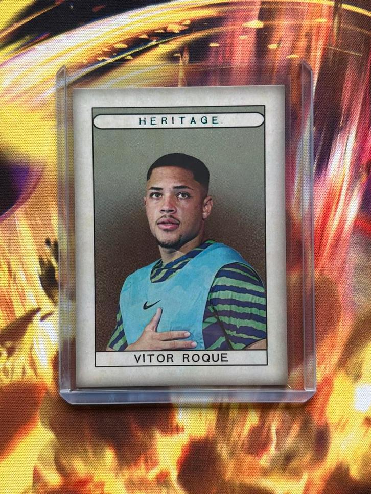 Futera unique world football 2024 Vitor Roque 17/32, Hobby en Vrije tijd, Verzamelkaartspellen | Overige, Nieuw, Losse kaart, Foil