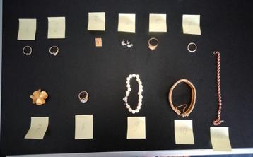 Diverse sieraden, goudkleurig/doublé/parels beschikbaar voor biedingen