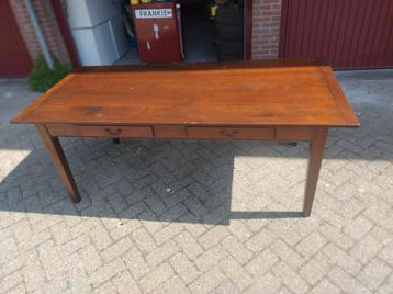 Prachtige eettafel met lades beschikbaar voor biedingen