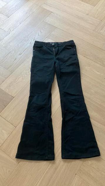 Zwarte flared broek maat 152, zo goed als nieuw! beschikbaar voor biedingen