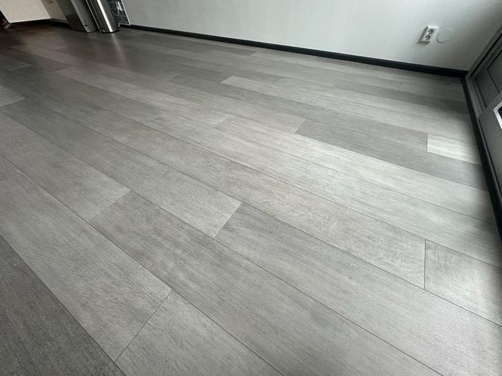 Klick Laminaat Grijs - Gemakkelijk te leggen!, Doe-het-zelf en Verbouw, Vloerdelen en Plavuizen, Zo goed als nieuw, Laminaat, Overige materialen