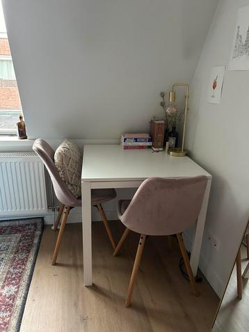 Witte tafel met twee stoelen