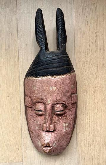Decoratief houten masker beschikbaar voor biedingen
